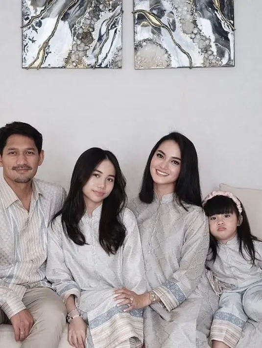 Warna lembut membuat tampilan seluruh keluarga terlihat begitu manis. Ririn mengenakan baju dengan model yang sama bersama dua buah hatinya. [Foto: Instagram. Ririn Ekawati]