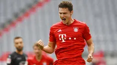 Pemain Bayern Munchen, Benjamin Pavard, melakukan selebrasi usai membobol gawang Fortuna Duesseldorf pada laga Bundesliga di Allianz Arena, Sabtu (30/5/2020). Bayern Munchen menang 5-0 atas Fortuna Duesseldorf. (AP/Christof Stache)