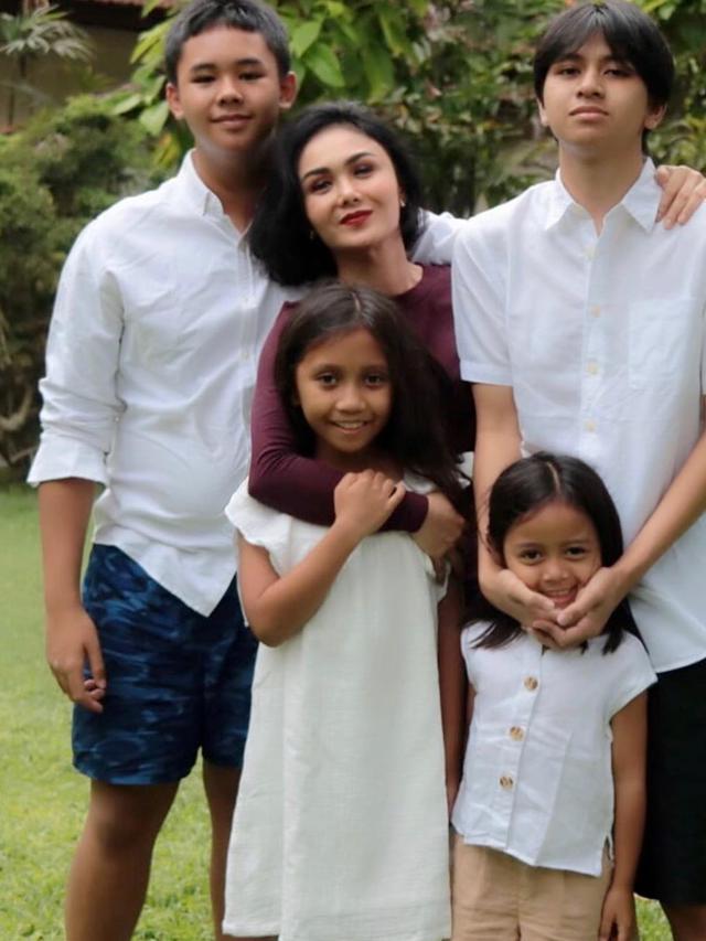 Yuni Shara dan keluarga. (Foto: Instagram yunishara36)