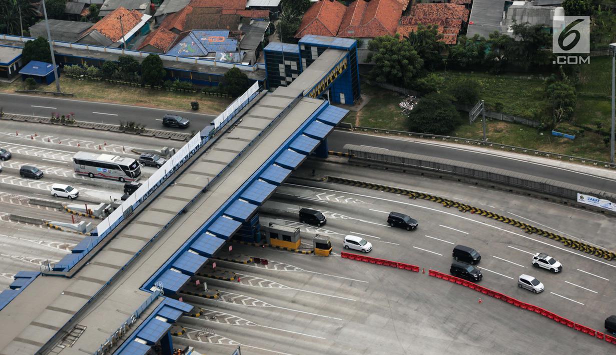 Pantauan udara bersama Whitesky Aviation kondisi lalu lintas terpantau lengang di Gerbang Tol Cikarang Utama, Jawa Barat, Senin (2/6/2019). Jumlah kendaraan yang terpantau pun dapat dikatakan sepi untuk momentum arus mudik Lebaran. (Liputan6.com/Faizal Fanani)