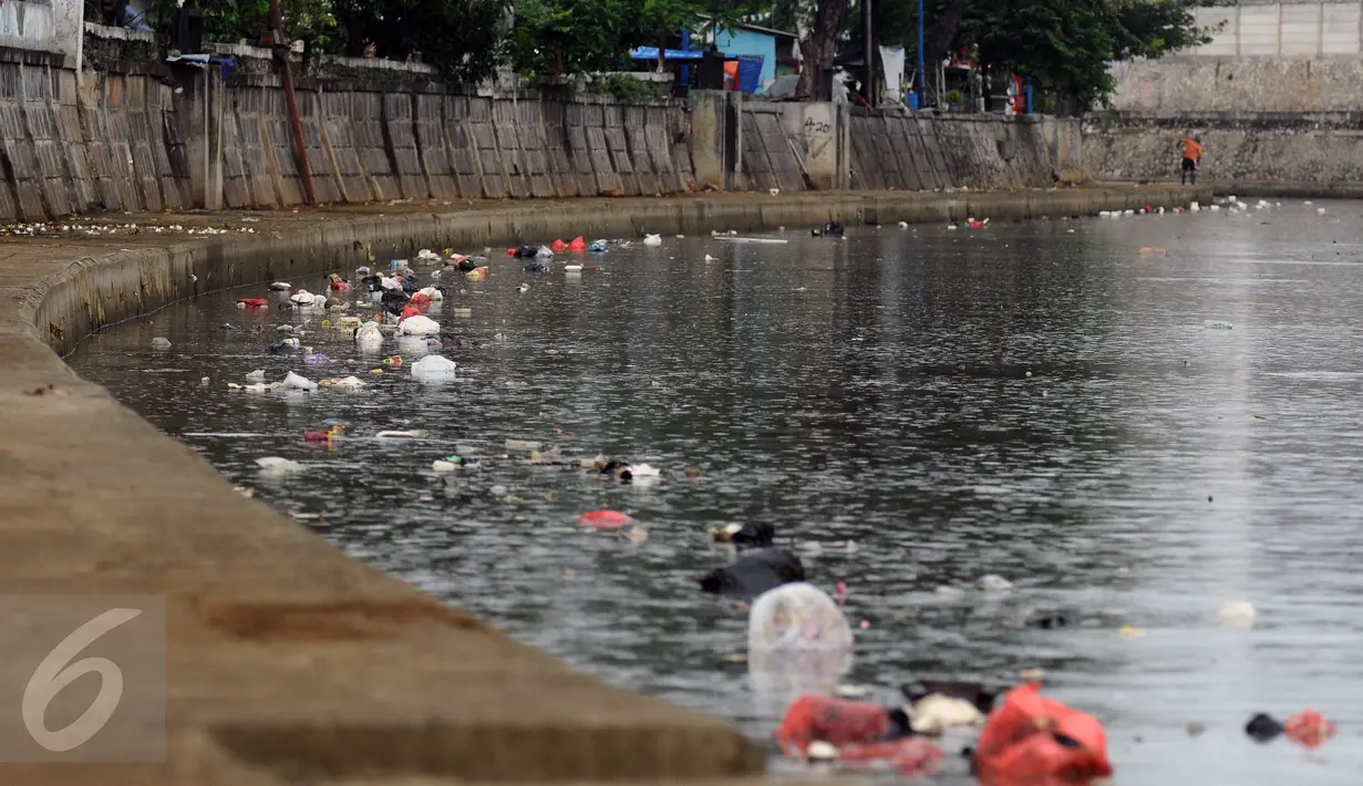 Petugas UPK Badan Air Dinas Kebersihan DKI Jakarta menggiring ceceran sampah di badan Kali Ciliwung Kwitang, Jakarta, Senin (10/10). Setiap harinya sekitar 90-220 ton sampah diangkat dari badan air. (Liputan6.com/Helmi Fithriansyah)