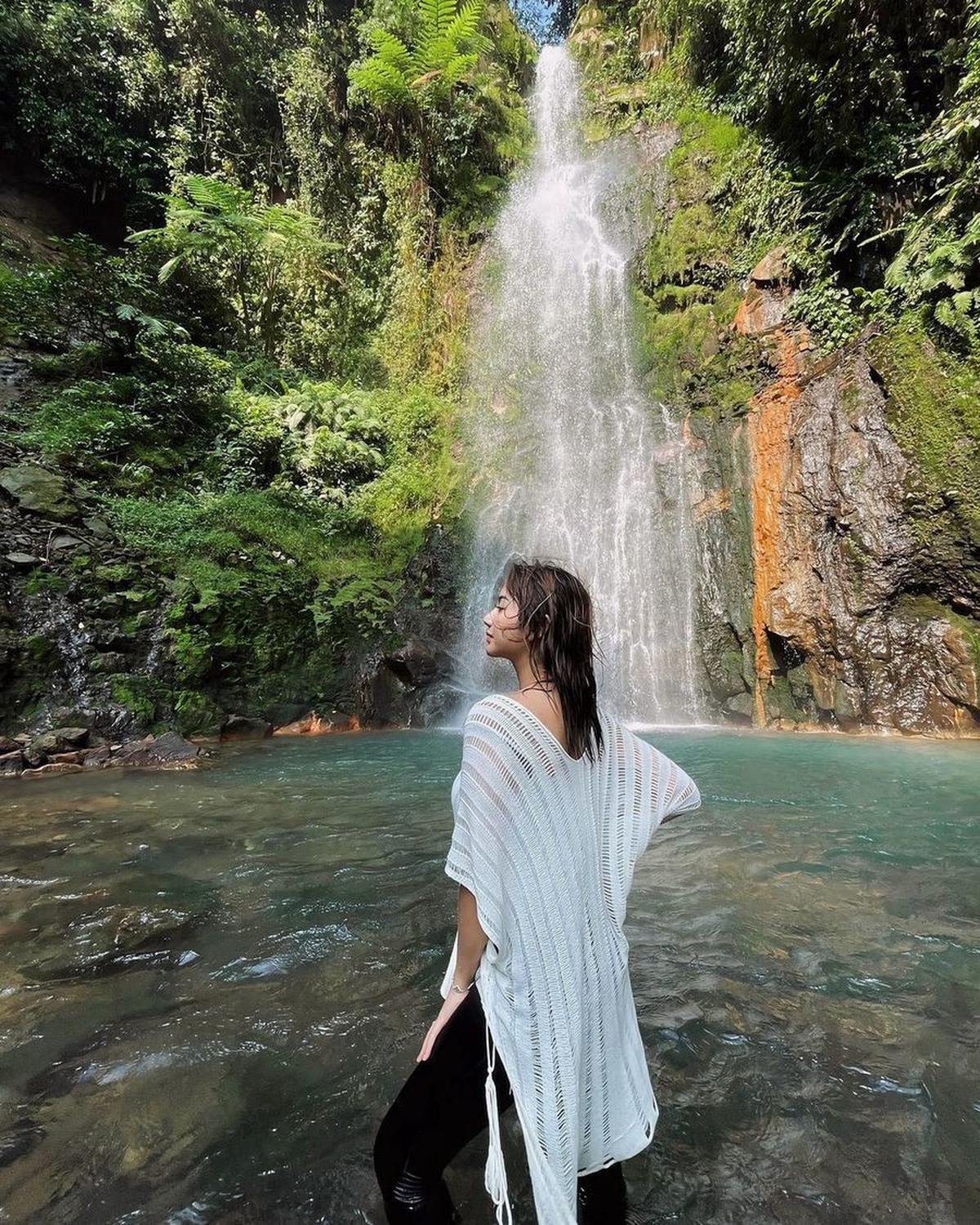 Sangat Menikmati Kesegaran Air Terjun