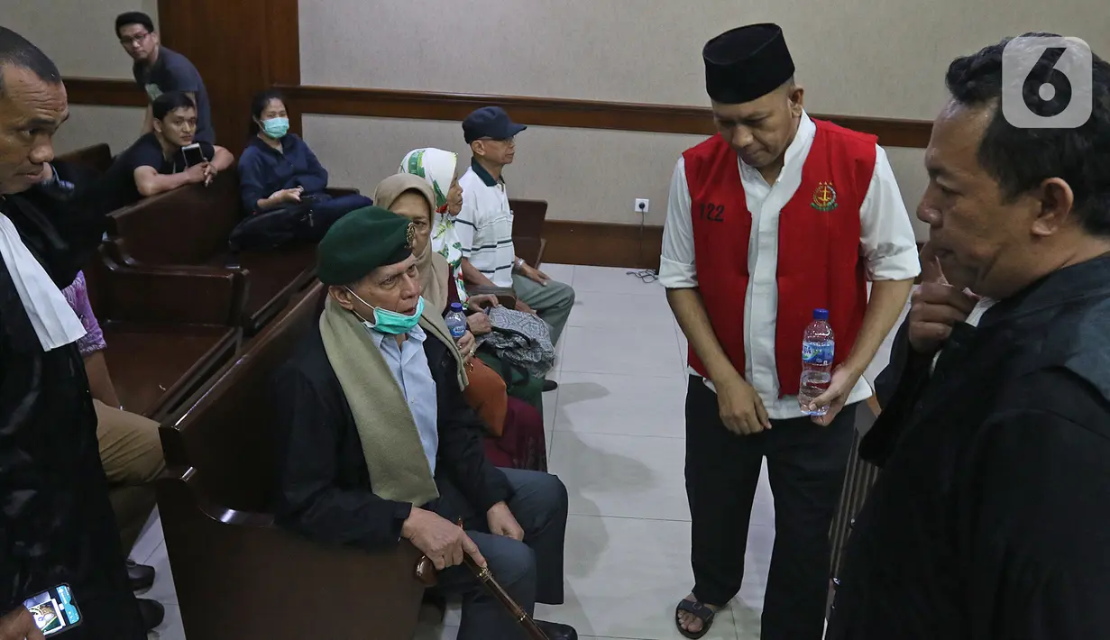 Kivlan Zen (kedua kiri) menjelang untuk memberikan kesaksian dalam sidang lanjutan kasus kepemilikan senjata api ilegal di Pengadilan Negeri Jakarta Pusat, Rabu (5/2/2020). Sidang untuk terdakwa Azwarni ditunda karena alasan kesehatan Kivlan Zen. (Liputan6.com/Herman Zakharia)