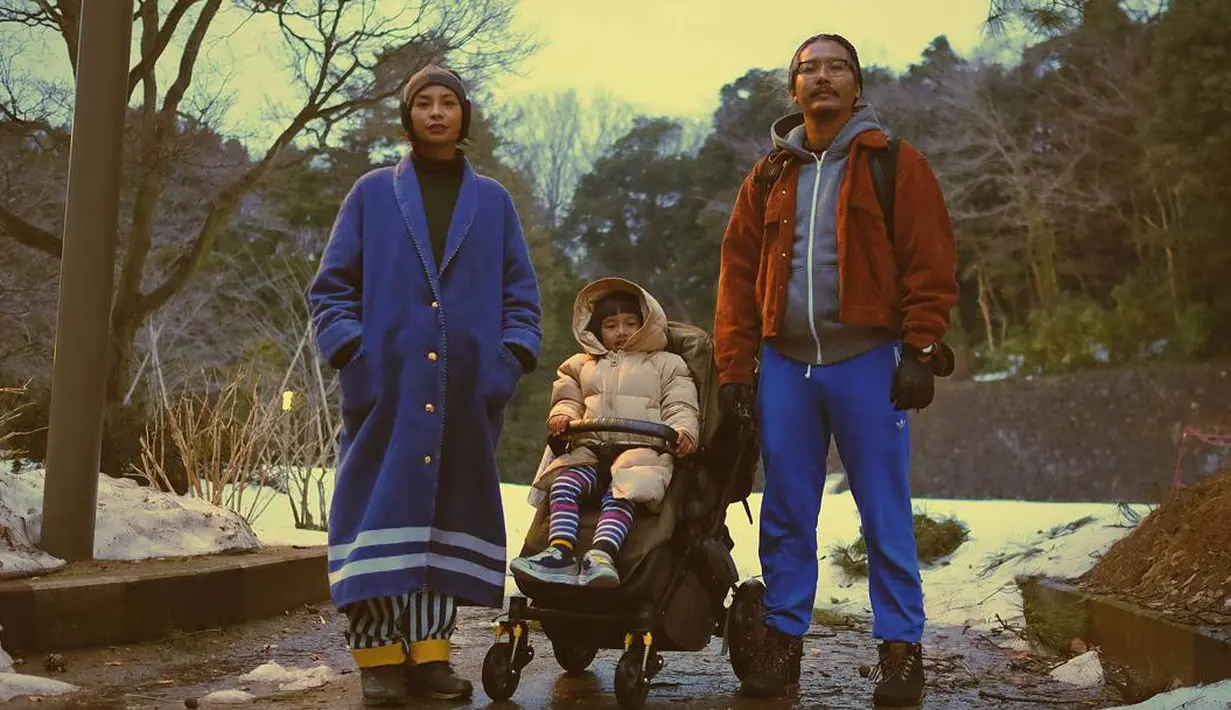 Seperti halnya saat mereka liburan belum lama ini, keluarga kecil yang satu ini kompak mengenakan baju hangat. Pemilihan warnanya juga yang beragam yang pastinya menarik perhatian. (Instagram/shareefadaanish)