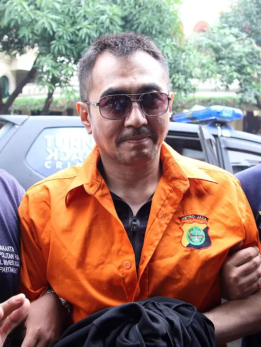 Ia baru saja mendarat dari Mataram, Nusa Tenggara Barat (NTB). Aa Gatot mendapat pengawalan ketat dari pihak kepolisian. Dan tangan diborgol ke depan. (Nurwahyunan/Bintang.com)