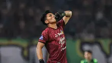Selebrasi pemain PSIM Yogyakarta, Cahya Supriadi saat timnya berhasil mecetak gol ke gawang Persebaya Surabaya&nbsp;pada BRI Super League 2025/2026 di Stadion Gelora Bung Tomo, Surabaya,&nbsp;Jumat (8/8/2025). (Bola.com/Abdul Aziz)&nbsp;