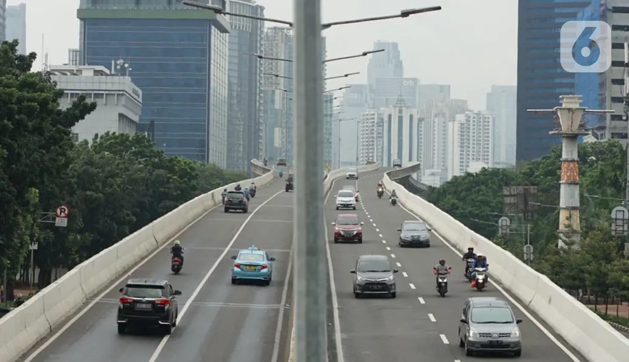 Pengendara sepeda motor melaju di Jalan Layang Non Tol (JLNT) Kampung Melayu-Tanah Abang, Jakarta, Kamis (12/3/2020). Ditlantas Polda Metro Jaya berencana menerapkan tilang elektronik atau electronic traffic law enforcement (ETLE) dalam waktu dekat di JLNT itu. (Liputan6.com/Immanuel Antonius)