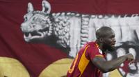 Pemain AS Roma, Romelu Lukaku, saat melawan AC Milan dalam laga giornata ketiga Liga Italia di Stadion Olimpico, Roma, Sabtu (2/9/2023). AS Roma tumbang dengan skor 1-2. (AP Photo/Gregorio Borgia)