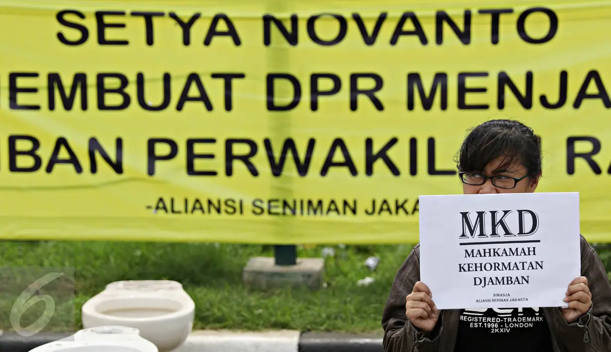 Anggota Aliansi Seniman Jakarta menggelar aksi yang dinamakan “Aksi Djamban DPR” di depan gedung DPR RI, Jakarta, Kamis (3/12). Aksi ini menyindir kasus “Papa Minta Saham” yang dilakukan Ketua DPR RI Setya Novanto. (Liputan6.com/Immanuel Antonius)