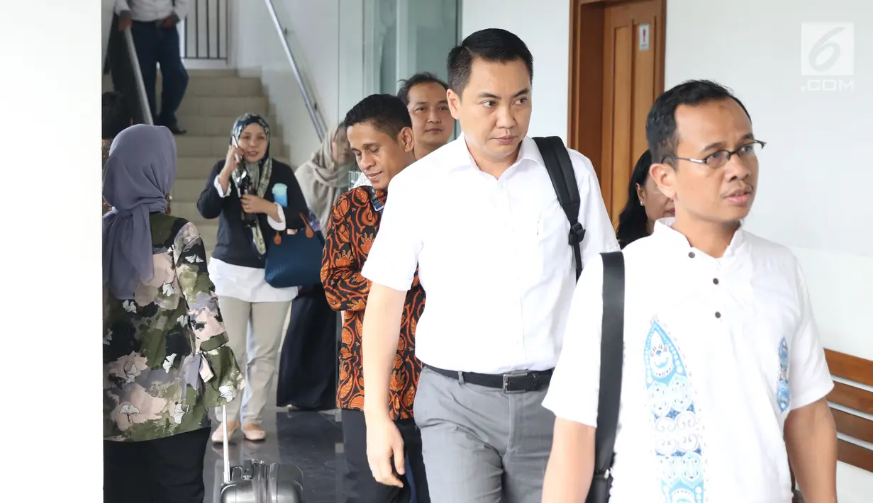 Terdakwa dugaan suap pengadaan satelit monitoring Bakamla, Fayakhun Andriadi bersiap menjalani sidang tuntutan di Pengadilan Tipikor, Jakarta, Rabu (21/11). Fayakhun divonis bersalah dan dihukum delapan tahun penjara. (Liputan6.com/Helmi Fithriansyah)