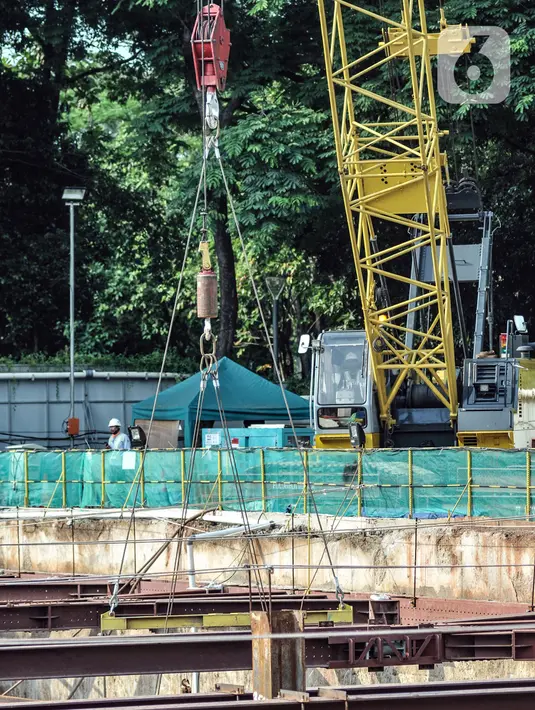 Pekerja menyelesaikan proyek pembangunan MRT Jakarta Fase 2A di kawasan Monas, Jakarta, Senin (31/5/2021). Rencananya, panel boring akan tiba di lokasi proyek pada Oktober atau November 2021. (merdeka.com/Iqbal S. Nugroho)
