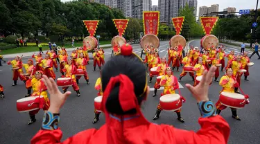 Para penabuh drum tampil dalam kirab obor Asian Games ke-19 di Hangzhou, Cina, Rabu, 20 September 2023. (AP Photo/Vincent Thian)