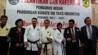 Deputi Peningkatan Prestasi Olahraga Kemenpora, Yuni Purwanti (ketiga dari kanan) turut hadiri pelantikan pengurus besar Perguruan Karate-Do Tako Indonesia (Liputan6.com/Defri Saefullah)