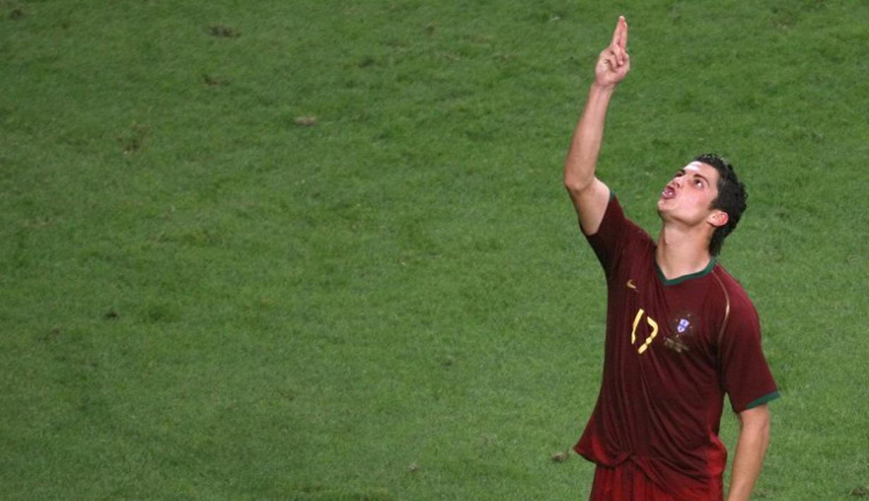 Ekspresi Cristiano Ronaldo setelah menuntaskan penalti ke gawang Inggris dalam perempatfinal Piala Dunia 2006, 1 Juli 2006. (AFP/Patrik Stollarz)