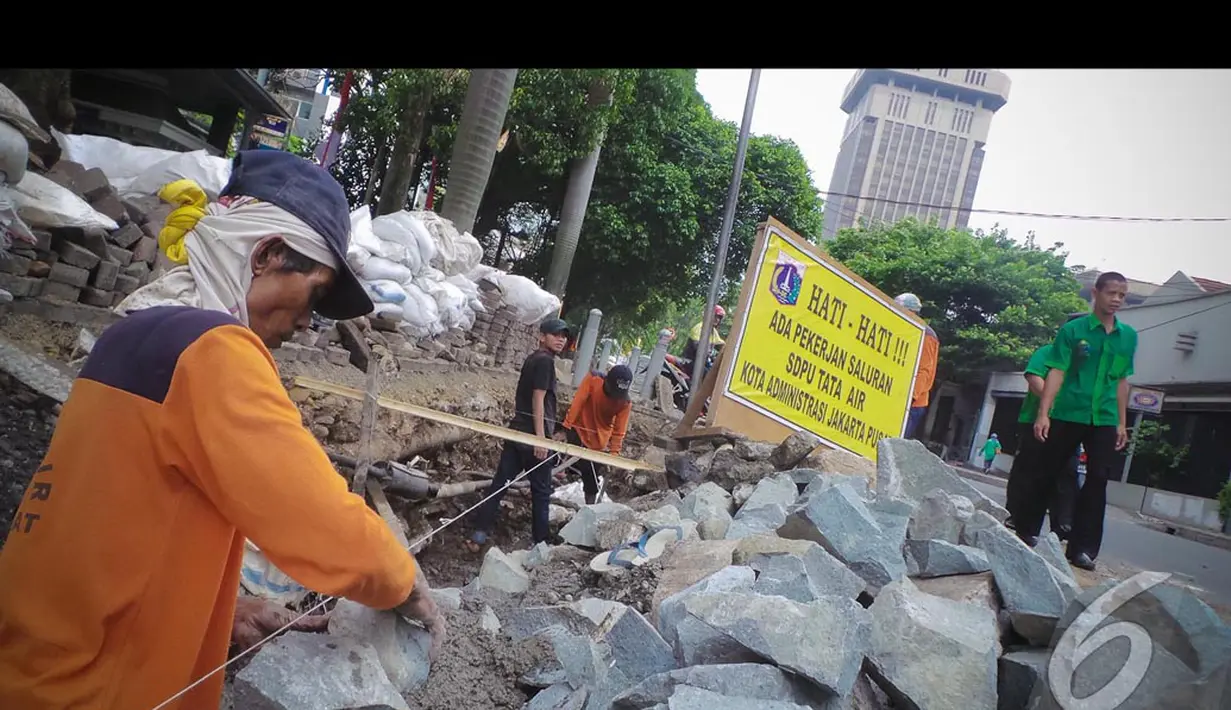 Saluran air yang dangkal dan sering tersumbat sampah menjadi alasan utama Pemda DKI untuk segera memperbaikinya, Jakarta, Senin (11/8/2014) (Liputan6.com/Faizal Fanani)