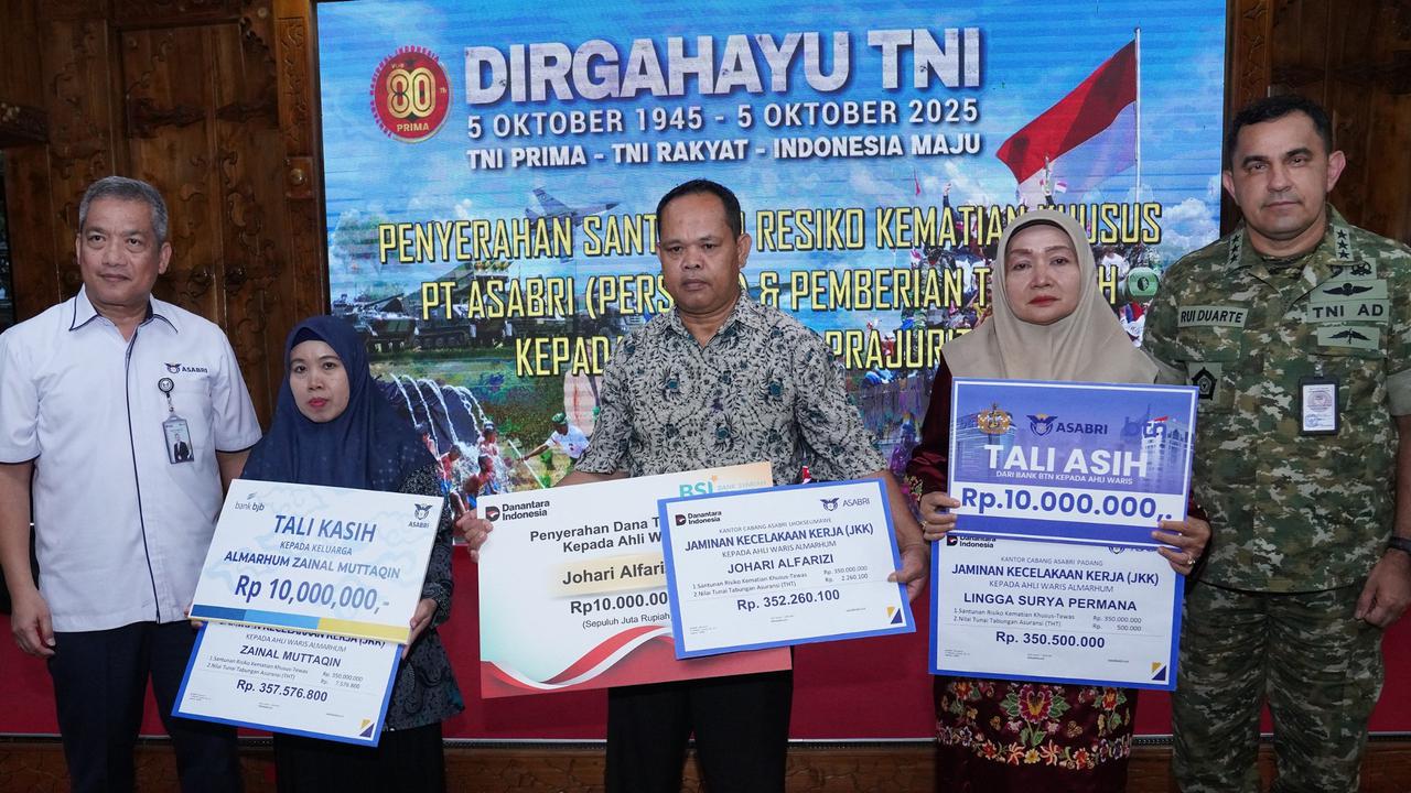 Penghormatan untuk Prajurit Gugur, Panglima TNI Berikan Santunan kepada Ahli Waris