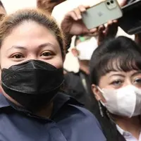 Anak penyanyi Nia Daniati, Olivia Nathania mendatangi Polda Metro Jaya untuk diperiksa terkait kasus dugaan penipuan seleksi CPNS. (Kapanlagi.com)