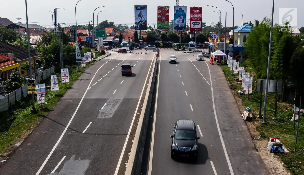 Suasana arus lalu lintas menuju gerbang utama tol Brebes Timur, Jawa Tengah, Sabtu (1/7). Memasuki H+6, kendaraan arus balik yang melewati jalan tol Brebes Timur-Palimanan menuju Jakarta terpantau meningkat. (Liputan6.com/Faizal Fanani)