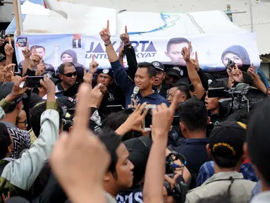 Cagub DKI Jakarta, Agus Harimurti Yudhoyono (AHY) saat blusukan di kawasan Kampung Pulo, Jakarta, Selasa (27/12). AHY datang ke tempat tersebut untuk mendengarkan keluhan warga. (Liputan6.com/Gempur M Surya)
