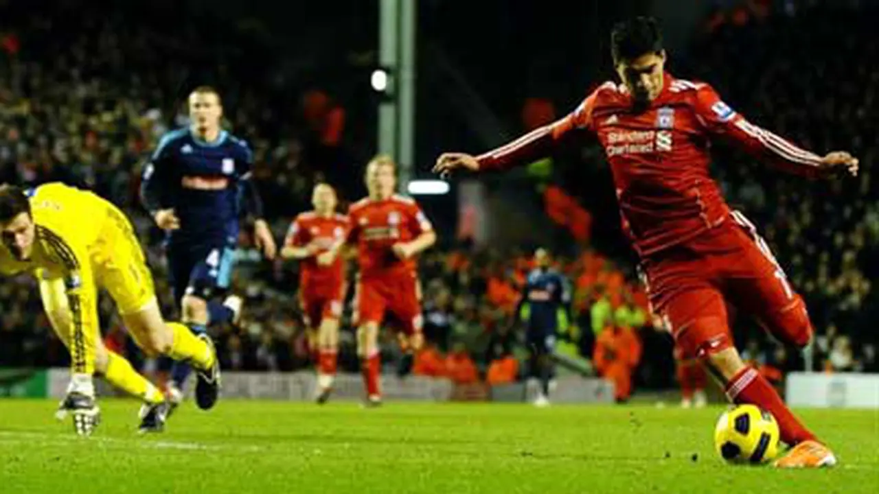 Luis Suarez (kanan) mencetak gol pada debut bersama Liverpool dalam laga Liga Inggris melawan Stoke City, Februari 2011. 