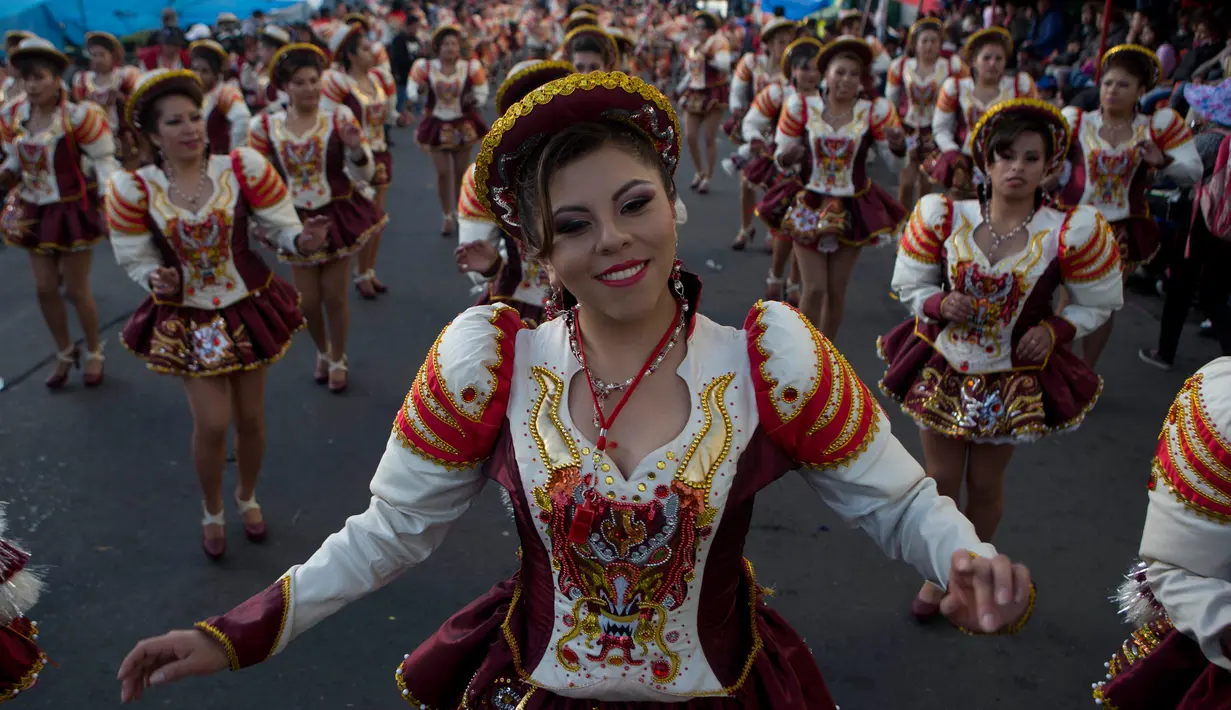 Sejumlah penari dari Caporales ikut berpartisipasi di parade tahunan untuk menghormati "El Senor del Gran Poder" atau "The Lord of Great Power" di La Paz, Bolivia (10/6). Parade ini dikuti oleh ribuan orang yang mengenakan kostum. (AP Photo / Juan Karita)