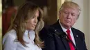 Ini potret Melania Trump saat ditemani oleh Donald Trump saat merayakan Hari Ibu (AP/REX/SHUTTERSTOCK)