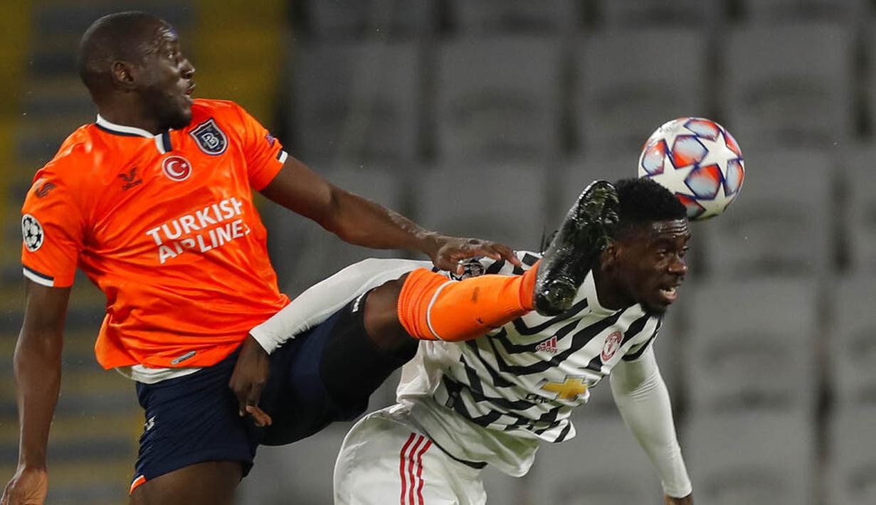 Pemain Istanbul Basaksehir, Demba Ba, berebut bola dengan pemain Manchester United, Axel Tuanzebe, pada laga Liga Champions di Stadion Fatih Terim, Kamis (5/11/2021). MU takluk dengan skor 2-1. (AP Photo)