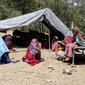 Penduduk desa duduk di luar tenda setelah rumah mereka rusak akibat gempa bumi di Distrik Spera, bagian barat daya Provinsi Khost, Afghanistan, 22 Juni 2022. Pejabat Taliban mengaku negaranya kesulitan sebab masih terkena sanksi. (AP Photo)