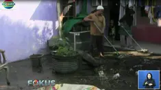 Akibat jebolnya tanggul, permukiman tersebut direndam banjir dengan ketinggian satu meter pada Minggu malam.