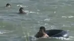 Warga Fallujah mencoba melarikan diri dengan mengarungi Sungai Eufrat, untuk keluar dari kota yang digempur pasukan pemerintah Irak, 3 Juni 2016. ISIS kerap menggunakan ratusan keluarga di Fallujah sebagai perisai manusia dalam pertempuran. (REUTERS TV)