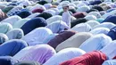 Umat Muslim melaksanakan salat Idul Fitri di Galle Face di Kolombo pada 10 April 2024. (AFP)
