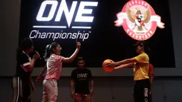 Pesepak bola putri Indonesia, Zahra Muzdalifah, acara meet and greets ONE Championship dan Timnas Indonesia di Gandaria City Mall, Jakarta, Sabtu (25/1). ONE Championship dan PSSI bersinergi untuk pengembangan atlet di Tanah Air. (Bola.com/Yoppy Renato)