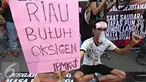 Seorang pria saat menggelar aksi kepedulian untuk korban bencana asap Sumatera dan Kalimantan di Bundaran HI, Jakarta Pusat, Minggu (11/10/2015). Kegiatan ini dilakukan untuk mengumpulkan bantuan dari warga sekitar. (Liputan6.com/Immanuel Antonius)