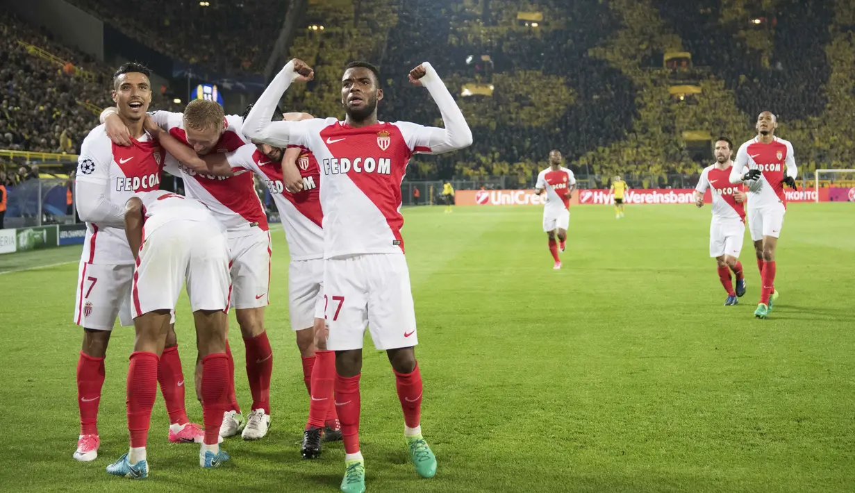 Para pemain Monaco merayakan gol ketiga ke gawang Dortmund pada laga leg pertama perempatfinal Liga Champions di Stadion Signal Iduna Park, Dortmund,  (12/4/2017). Dortmund kalah 2-3.  (Bernd Thissen/dpa via AP)