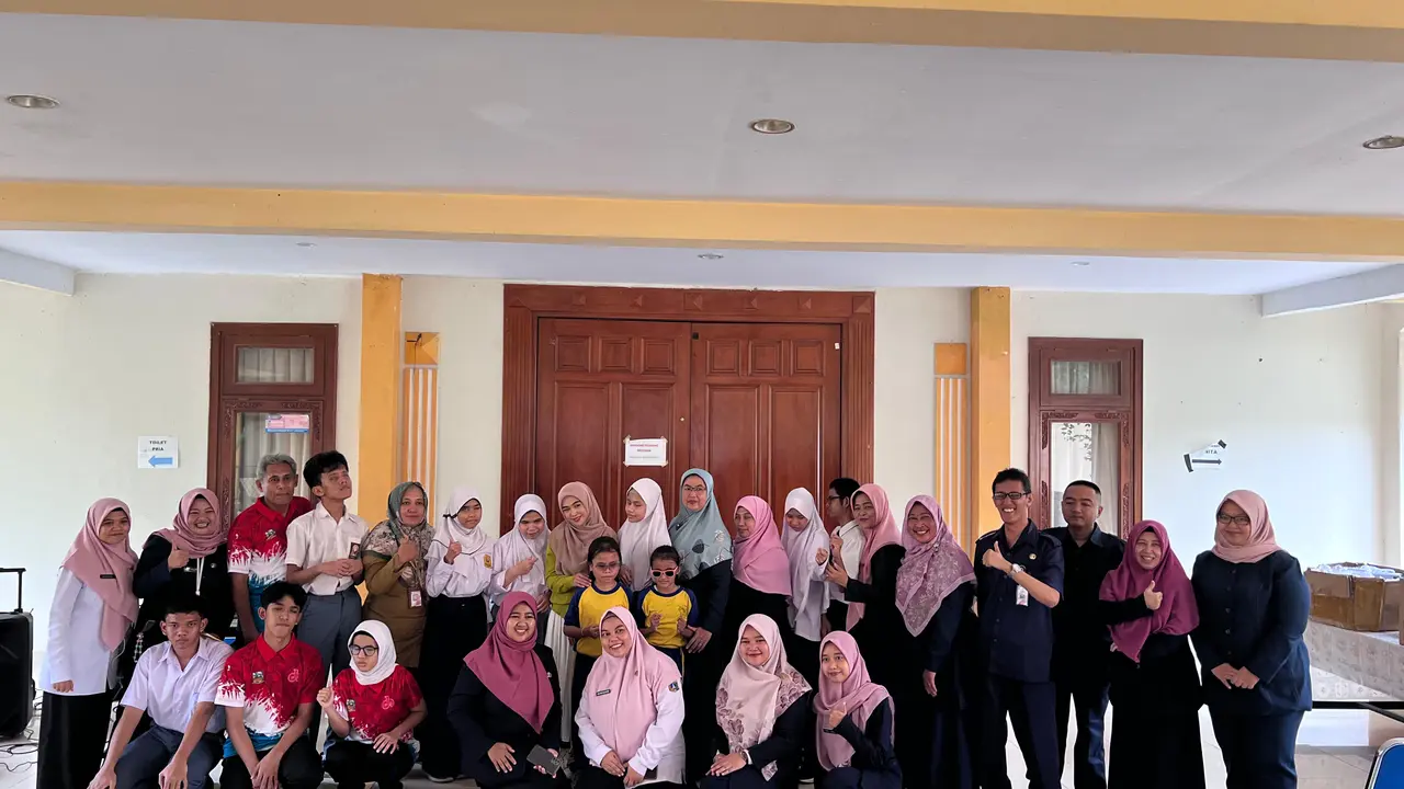 Ria Ricis menyalurkan bantuan ke SLB-A Pembina Tingkat Nasional Jakarta. (Istimewa)