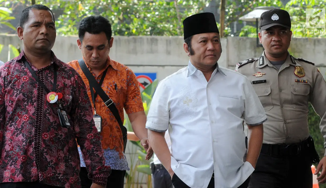 Bupati Lampung Selatan Zainudin Hasan tersenyum saat tiba di KPK, Jakarta, Jumat (27/7). Zainudin Hasan akan menjalani pemeriksaan 1x24 jam diduga menerima suap terkait proyek infrastruktur. (Merdeka.com/Dwi Narwoko)