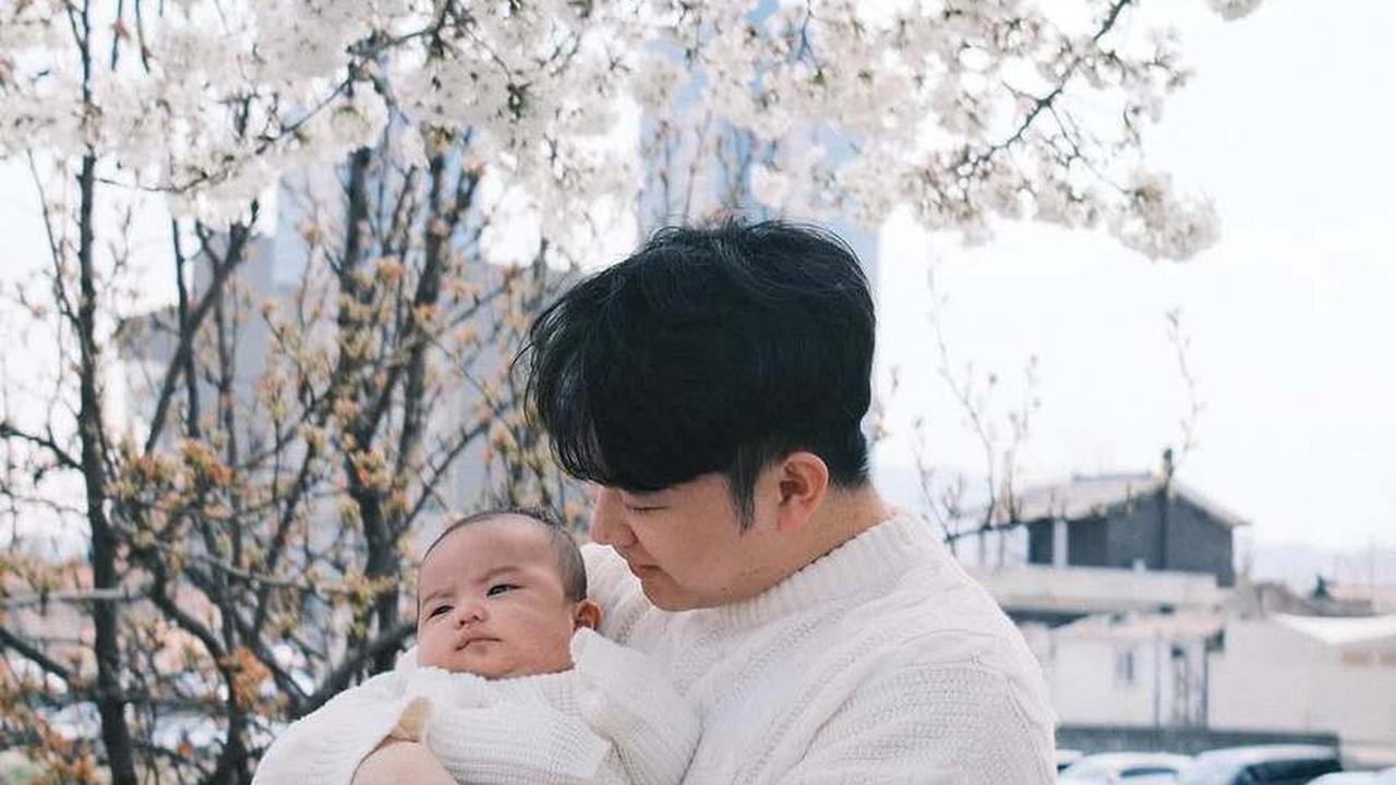 7 Potret Baby Noa Cucu Helmy Yahya Kencan Perdana Bareng Orangtua, Asyik Jalan-jalan ke Taman Bunga Sakura - Pipi Tembem Bikin Gemas