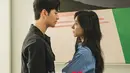 Gambar lain menunjukkan Baek Hyun Woo dan Hong Hae In saling menatap. Dengan hilangnya senyum manis masa pengantin baru mereka, yang ada hanyalah suasana dingin yang menyelimuti keduanya.