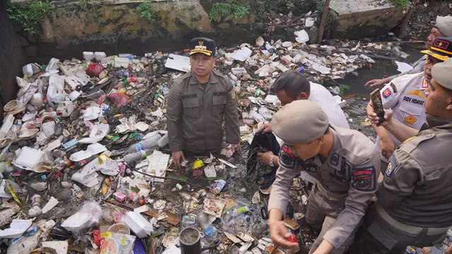 Wali Kota Depok, Supian Suri bersama Satpol PP Kota Depok membersihkan sampah di kali cabang tengah, Balai Kota Depok, Rabu (12/3/2025). (Istimewa)