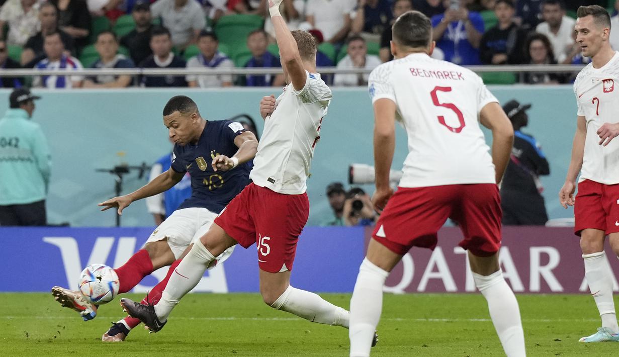 Mbappe kembali menjebol gawang Polandia pada menit ke-90 dari posisi yang hampir sama dengan gol pertamanya dalam pertandingan ini. Torehan tersebut membuat Kylian Mbappe memuncaki daftar top scorer sementara di Piala Dunia 2022 dengan lima gol. (AP Photo/Ricardo Mazalan)