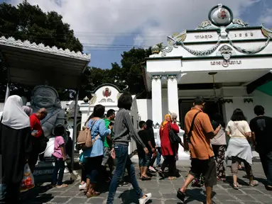 Wisatawan mengunjungi keraton kesultanan Yogyakarta,(10/7).Kunjungan wisata mengalami lonjakan menjelang liburan akhir lebaran .(Boy Harjanto)