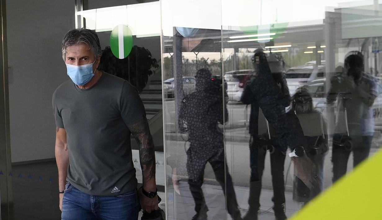Ayah sekaligus agen Lionel Messi, Jorge Messi, tiba di Bandara, Barcelona, Rabu (2/9/2020). Kedatangan ayah Messi tersebut untuk membahas masa depan anak nya di Barcelona. (AFP/Lluis Gene)