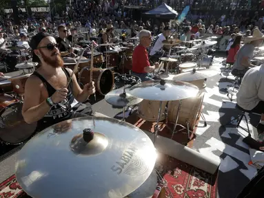 Ratusan drumer berkolaborasi dalam acara Baltic Drummers' Summit di Riga, Latvia, (10/7). Pertunjukan ini diikuti oleh para drumer dari segala kalangan dan umur. (REUTERS/Ints Kalnins)