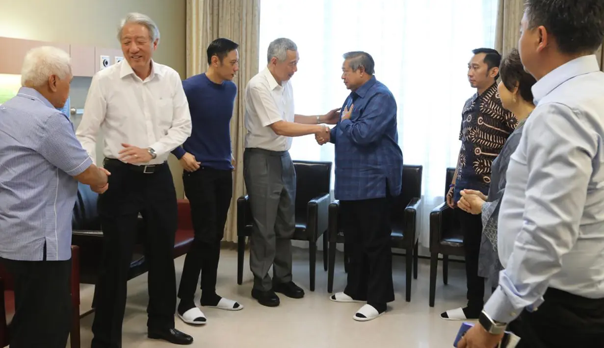 PM Singapura Lee Hsien Loong menyalami Presiden ke enam RI, Susilo Bambang Yudhoyono saat rombongan menjenguk Ani Yudhoyono yang tengah dirawat intensif di National University Hospital, Singapura, Jumat (15/2). (Liputan6.com/HO/Anung Anandito)