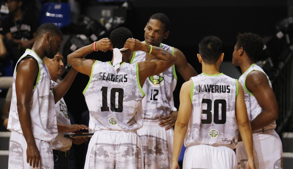 Pebasket Pelita Jaya, Chester Giles, berdiskusi dengan rekannya saat laga IBL All Star di Britama Arena, Jakarta, Minggu (7/1/2018). Dirinya menjadi MVP IBL All Star setelah menorehkan 40 poin dan 10 rebound. (Bola.com/M Iqbal Ichsan)