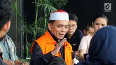 Tersangka Gubernur Aceh Irwandi Yusuf menjawab pertanyaan wartawan usai menjalani pemeriksaan di Gedung KPK, Jakarta, Kamis (26/7). Irwandi Yusuf memakai rompi tahanan dan kopiah merah putih. (Merdeka.com/Dwi Narwoko)