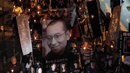 Sejumlah orang memadati jalanan di Hong Kong untuk mengenang wafatnya penerima Nobel Perdamaian, Liu Xiaobo, Sabtu (15/7). Warga Hong Kong dari semua umur dan kalangan turut berkumpul pada acara malam ini. (AP Photo/Vincent Yu)