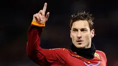 Striker dan kapten AS Roma Francesco Totti membuka kemenangan pada saat Giallorossi menghantam Cagliari 3-0 pada lanjutan Serie A, 22 Januari 2011.AFP PHOTO/Filippo MONTEFORTE