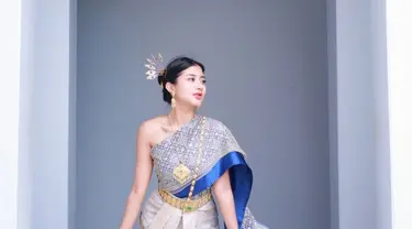 Mengenakan Chut Thai, pakaian tradisional Thailand ini membuat Ghea Youbi bak warga lokal. Pakaian ikonik ini memang kerap jadi pilihan seleb dunia saat berkunjung ke kuil Wat Arun di Thailand. (Lipitan6.com/IG@gheayoubi)