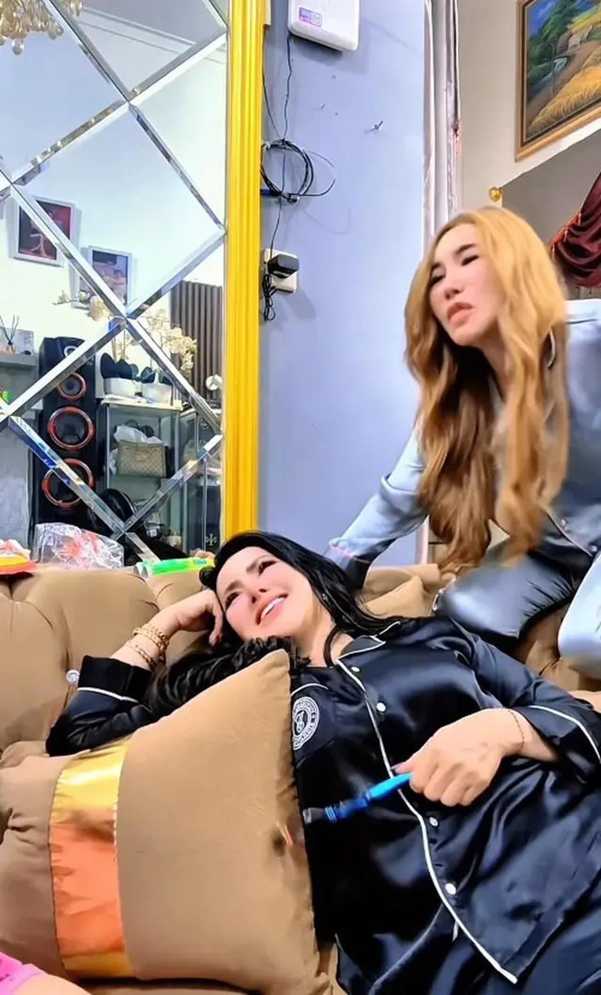 7 Potret Ruang Tamu Mini Rumah Lisa Mariana, Ada Cermin Unik yang Beri Efek Luas